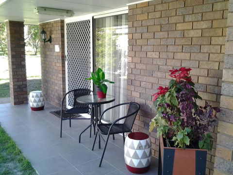 Bottlebrush B & B - Go Out 1