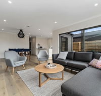 Brand New and Beautiful - Rosebud Holiday Home - Pubs and Clubs