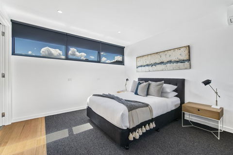 Brand New Beachside Studio Apartment - Go Out 0