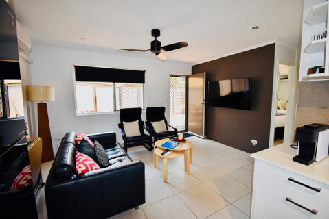 Brandy Apartment - Pubs and Clubs 1