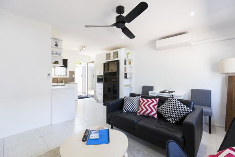 Brandy Apartment - Pubs and Clubs 0