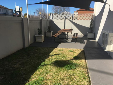 Breakout Motor Inn - Pubs and Clubs 1