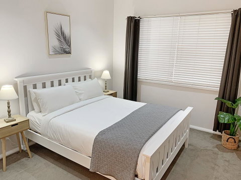 Bright 3-bedroom Apartment - Central Armidale - Pubs and Clubs 2