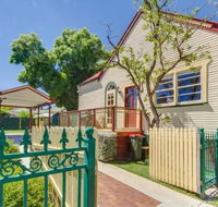 Bright 3-bedroom apartment - Central Armidale - Pubs and Clubs