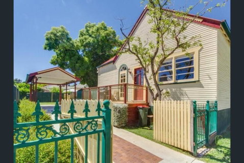 Bright 3-bedroom Apartment - Central Armidale - Pubs and Clubs 0
