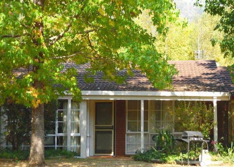 Bright Highland Valley Cottages - Pubs and Clubs 3