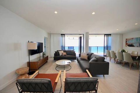 Broadbeach New Luxury Vue #17 Beach Views - Pubs and Clubs 1