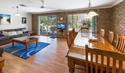 Broadbeach Retreat - 32 Broadbeach Drive - Pubs and Clubs 3