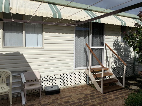 Broadwater Beach Cottage With WiFi - Pubs and Clubs 3