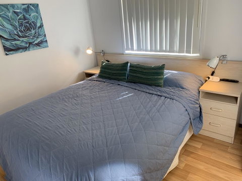 Broadwater Beach Cottage With WiFi - Pubs and Clubs 1