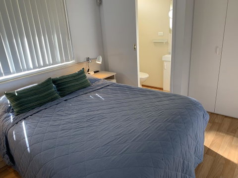 Broadwater Beach Cottage With WiFi - Pubs and Clubs 2