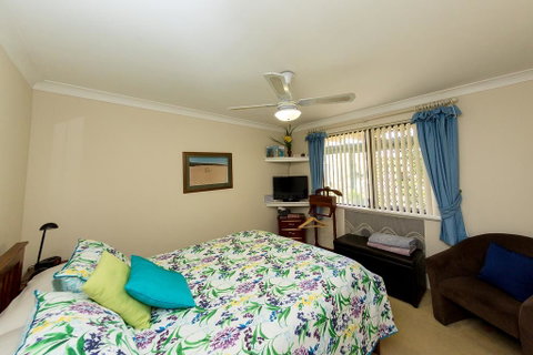 Broadwater Bed And Breakfast - Pubs and Clubs 1