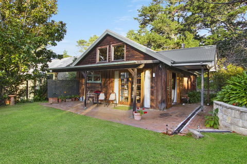BROWNS COTTAGE - Pubs and Clubs 0