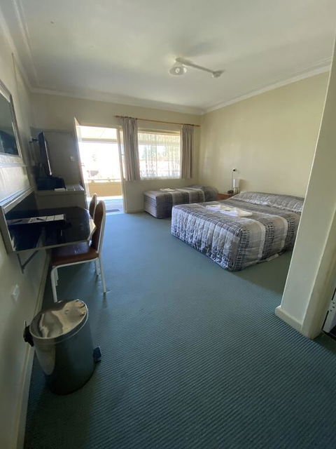 Bucketts Way Motel Gloucester - Go Out 1