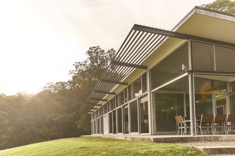 Bundaleer - Architect Designed, Stunning Views! - Pubs and Clubs 0