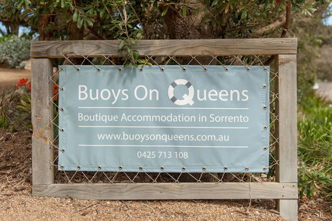 Buoys On Queens - Pubs and Clubs 1