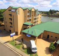 Burnett Riverside Hotel - Pubs and Clubs