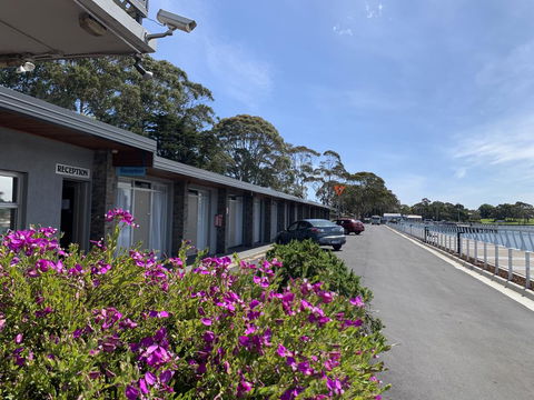 Burnie Airport Motel - Pubs and Clubs 0