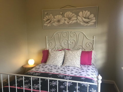 Bush Retreat Farm Stay - Pubs and Clubs 3