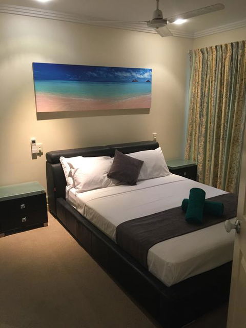 Cairns Golf Course Apartment - Go Out 1