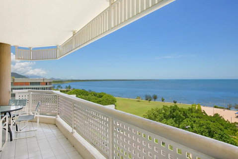 Cairns Ocean View Apartment - Pubs and Clubs 1