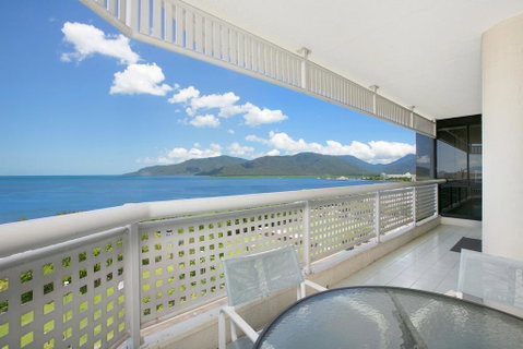 Cairns Ocean View Apartment - Pubs and Clubs 0