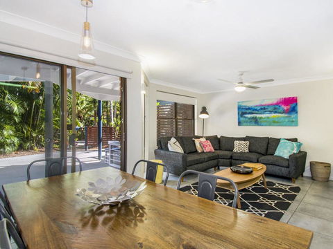 Calinda Sol 11 - Pubs and Clubs 0