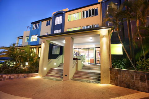 Caloundra Central Apartment Hotel - Pubs and Clubs 0