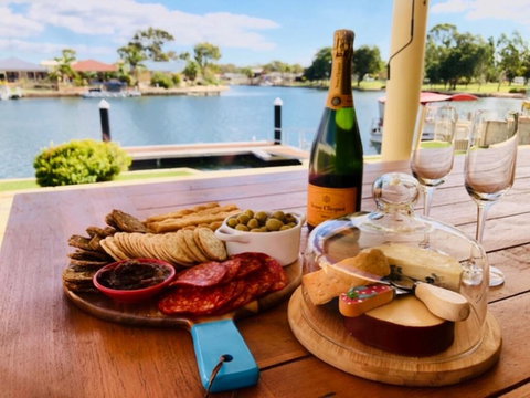 Canal Elegance In Yunderup - Pubs and Clubs 1