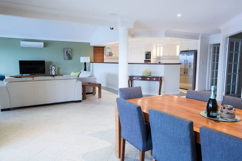 Canal Elegance In Yunderup - Pubs and Clubs 3