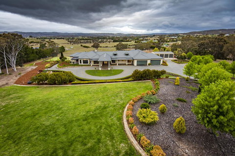 Canberra Luxury Estate - Go Out 2