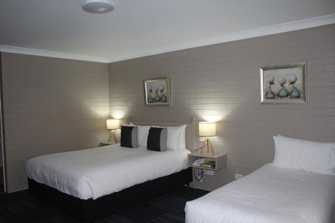 Canowindra Riverview Motel - Pubs and Clubs 1