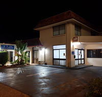 Caravilla Motor Inn - Pubs and Clubs