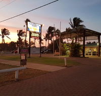 Carnarvon Gateway Motel - Pubs and Clubs