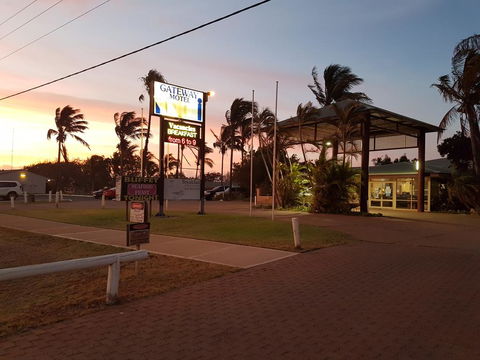 Carnarvon Gateway Motel - Pubs and Clubs 0