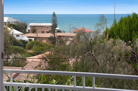 Carolyn's Beach House - Pubs and Clubs 1