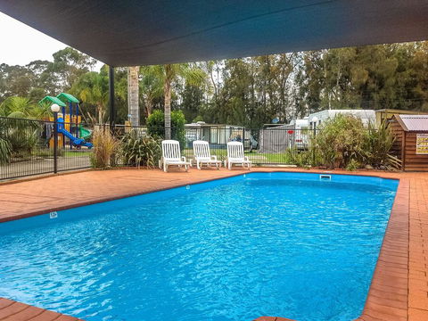Caseys Beach Holiday Park - Pubs and Clubs 2