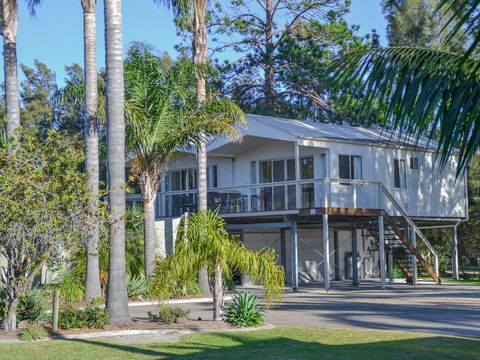 Caseys Beach Holiday Park - Pubs and Clubs 3