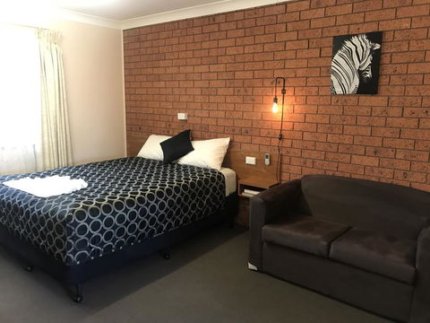 Castlereagh Motor Inn - Pubs and Clubs 1