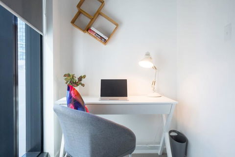 CBD Views-With FREE Wine Free-Carpark-Netflix-WiFi - Pubs and Clubs 2