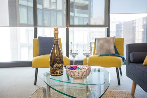 CBD Views-With FREE Wine Free-Carpark-Netflix-WiFi - Pubs and Clubs 3