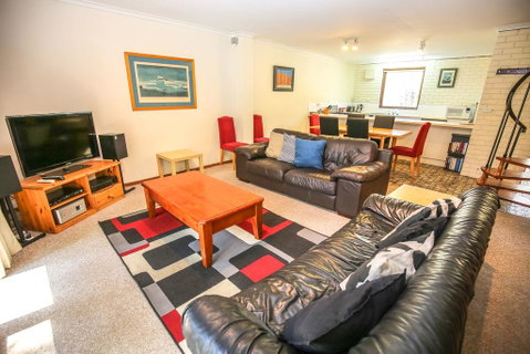 Cedar Holiday Units - Apartment 1 - Pubs and Clubs 1