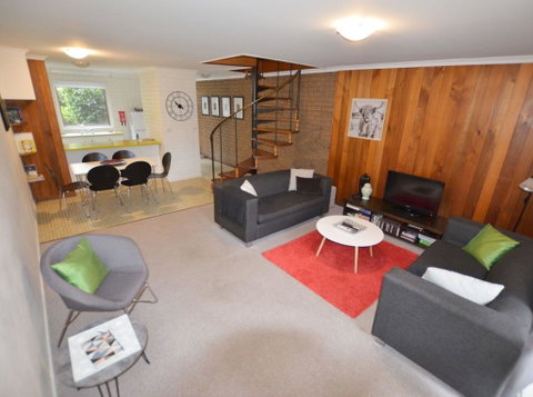 Cedar Holiday Units - Apartment 4 - Pubs and Clubs 3