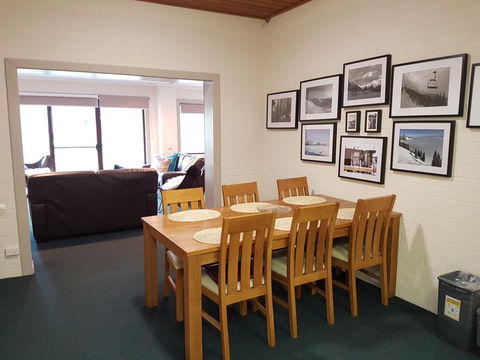 Cedarwood Apartments - Pubs and Clubs 0