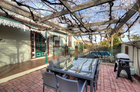 Central Charm - Pubs and Clubs 0