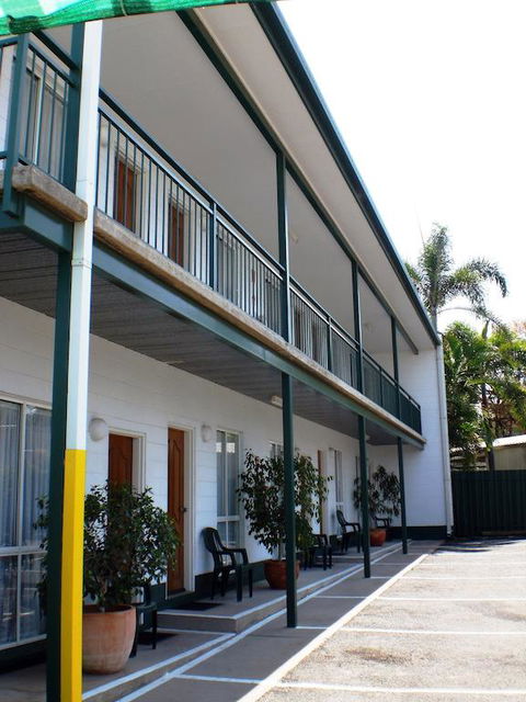 Central Point Motel - Pubs and Clubs 3