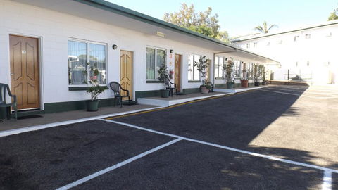 Central Point Motel - Pubs and Clubs 0