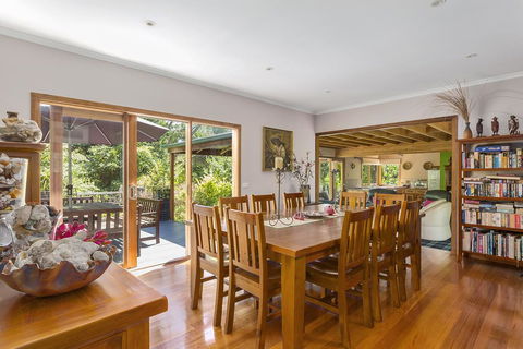 Charming Cottage On Gulls - Native Location - Pubs and Clubs 2