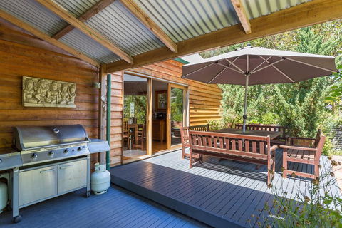 Charming Cottage On Gulls - Native Location - Pubs and Clubs 1