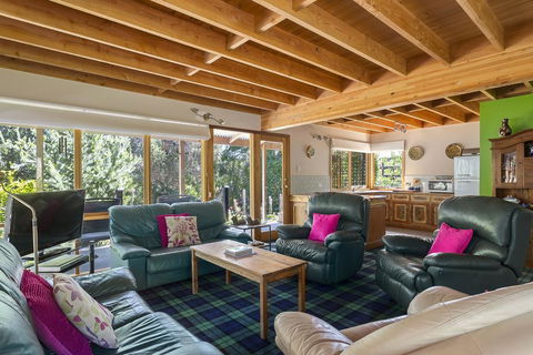 Charming Cottage On Gulls - Native Location - Pubs and Clubs 3